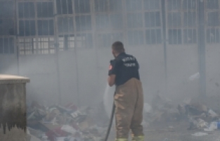 Hatay'da iş yerinin önündeki malzemelerde çıkan yangın söndürüldü