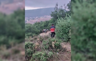 Hatay'da uçuruma yuvarlanan motosikletteki 2 kişi yaralandı