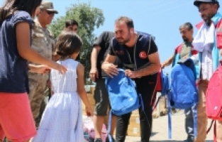 Hatay'daki depremzedelere kıyafet, kırtasiye ve hijyen kolisi desteği