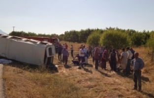 Isparta'da minibüsle tarım aracının çarpıştığı kazada 1 kişi öldü, 13 kişi yaralandı