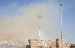 Kahramanmaraş'ta geri dönüşüm fabrikasında yangın çıktı