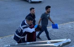 Karaman'da kimliğini çaldıkları gurbetçinin banka hesabından para çeken 2 zanlı tutuklandı