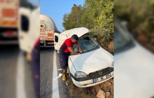 Mersin'de hafif ticari araçla tankerin çarpışması sonucu 1 kişi yaralandı
