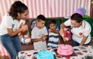 Nahide ve Umut kardeşlere doğum günü sürprizi