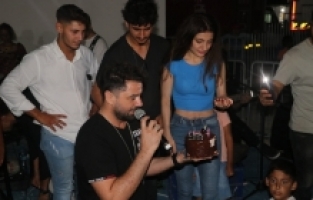 Sanatçı Gökhan Akar, Hatay'da depremzedelere moral konseri verdi