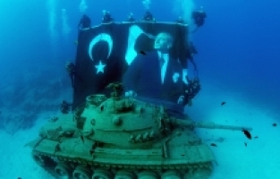 Su altındaki tanka Zafer Bayramı dalışı