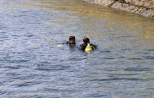 Sulama kanalına giren 3 gençten biri kayboldu