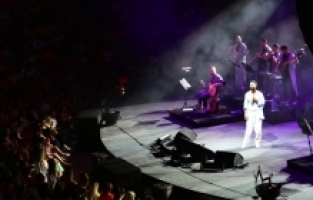 Trafik kazası geçiren şarkıcı Tan Taşçı, Antalya'da konser verdi