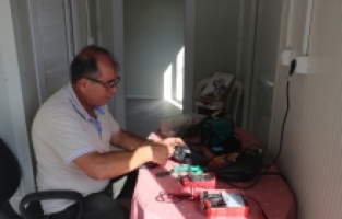 Türk Kızılay depremde tamirhanesi yıkılan Hataylı esnafa konteyner verdi