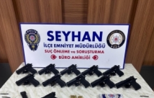 Adana'da bir evde ruhsatsız 11 tabanca ve 74 gram esrar ele geçirildi