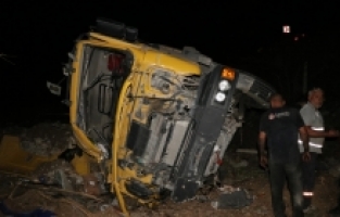 Adana'da devrilen kamyondaki 2 kişi yaralandı