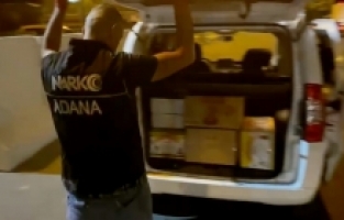Adana'da hafif ticari araçta 25 kilo 700 gram esrar ele geçirildi