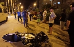 Adana'da motosiklet otomobile çarptı, 2 kişi yaralandı