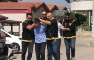 Adana'da trafikte tartıştıkları iki sürücüden birini silahla yaralayan 2 şüpheli tutuklandı