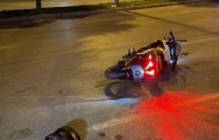 Adana'da üzerlerinde AK-47 piyade tüfeği bulunan iki şüpheliden biri yakalandı