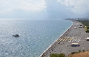 Antalya sahillerinde tatil hareketliliği sürüyor