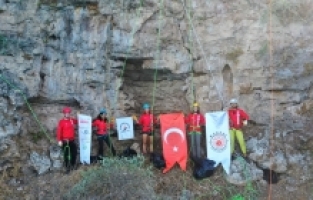 Antalya'da dağcılar falezlerde temizlik yaptı
