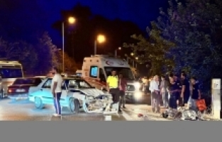 Antalya'da otomobil ile motosikletin çarpıştığı kazada 1 kişi yaralandı