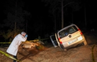 Antalya'da rampada lastiğine tuğla koyduğu kamyonetin altında kalan sürücü öldü