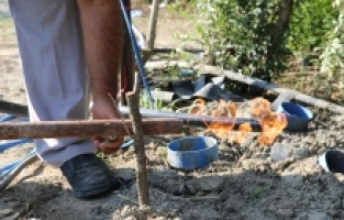 Antalya'da su bulmak için sondaj yapılan bahçedeki kuyudan gaz çıktı