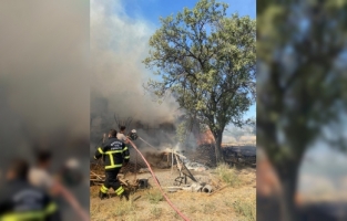 Burdur'da bahçede yemek için yakılan ateşin sıçradığı ev yandı
