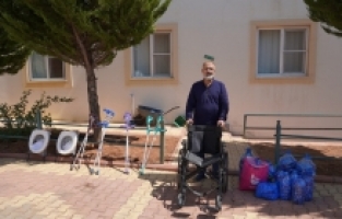Deprem bölgesinde topladığı mavi kapaklarla 250 engelliye tekerlekli sandalye dağıttı