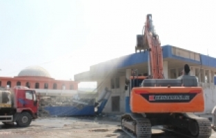 Depremlerde ağır hasar alan İskenderun Otogarı kontrollü şekilde yıkıldı