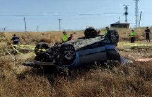 Elbistan'da devrilen otomobilin sürücüsü öldü