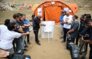 Mersin'de mağarada rahatsızlanan ABD'li dağcının tahliye çalışmaları devam ediyor