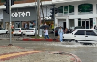 Hatay Dörtyol'da sağanak etkili oluyor