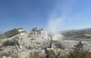 Hatay'da ağır hasarlı 2 bloklu site kontrollü yıkıldı