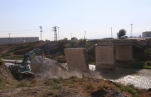 Hatay'da ağır hasarlı 4 bina ve köprü kontrollü yıkıldı