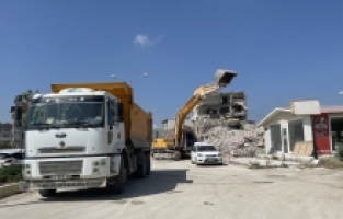 Hatay'da ağır hasarlı 5 bina kontrollü şekilde yıkıldı