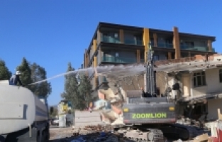 Hatay'da ağır hasarlı 6 bina kontrollü yıkıldı