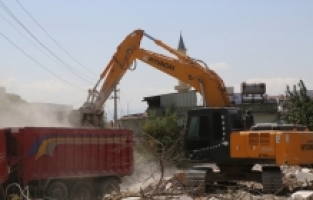 Hatay'da ağır hasarlı 9 bina kontrollü yıkıldı