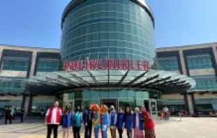 Hatay'da gönüllü gençlerden hasta çocuklara moral ziyareti