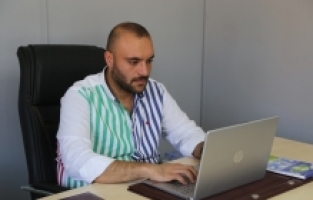 Hataylı depremzede gazeteciler prefabrik ofislerde çalışıyor