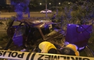 Isparta'da refüje çarpan otomobildeki 1 kişi öldü, 2 kişi yaralandı