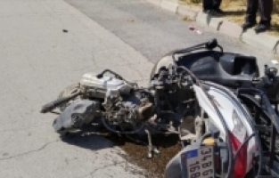 Isparta'da taksiyle çarpışan motosikletteki kurye ağır yaralandı