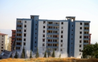 Kahramanmaraş'ta ağır hasarlı binaların patlayıcı yardımıyla yıkımı sürüyor