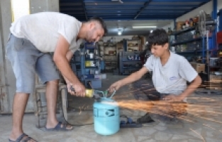 Kumbaraya dönüştürdüğü klima gazı tüpünde 2 yılda 19 bin 750 lira biriktirdi