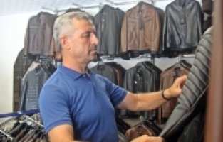 Mersin'de 42 yıllık dericinin elinden çıkan kıyafetler gardıropları süslüyor