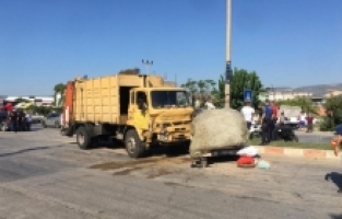 Mersin'de çöp kamyonu ile pikabın çarpışması sonucu 4 kişi öldü