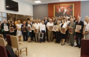 Mersin'de deneyimli avukatlara plaket verildi