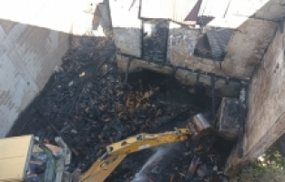 Mersin'de metruk evden yandaki eve sıçrayan yangın söndürüldü