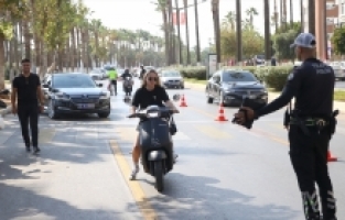 Mersin'de polisler motosiklet sürücülerine ceza yazmak yerine kask hediye etti