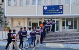 Mersin'de sahte ilanla dolandırıcılık yaptıkları iddiasıyla 6 şüpheli tutuklandı