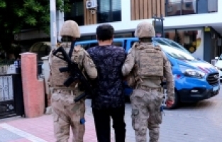 Mersin'de terör örgütü DEAŞ operasyonunda yakalanan 3 zanlıdan 2'si tutuklandı