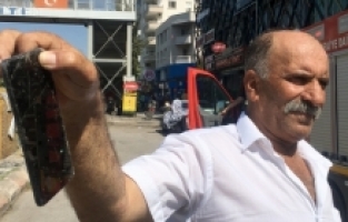 Mersin'de yağmur suyu drenaj kanalına düşen cep telefonunu itfaiye çıkardı