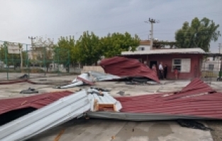 Mersin'in Tarsus ilçesinde fırtına ve sağanak etkili oldu